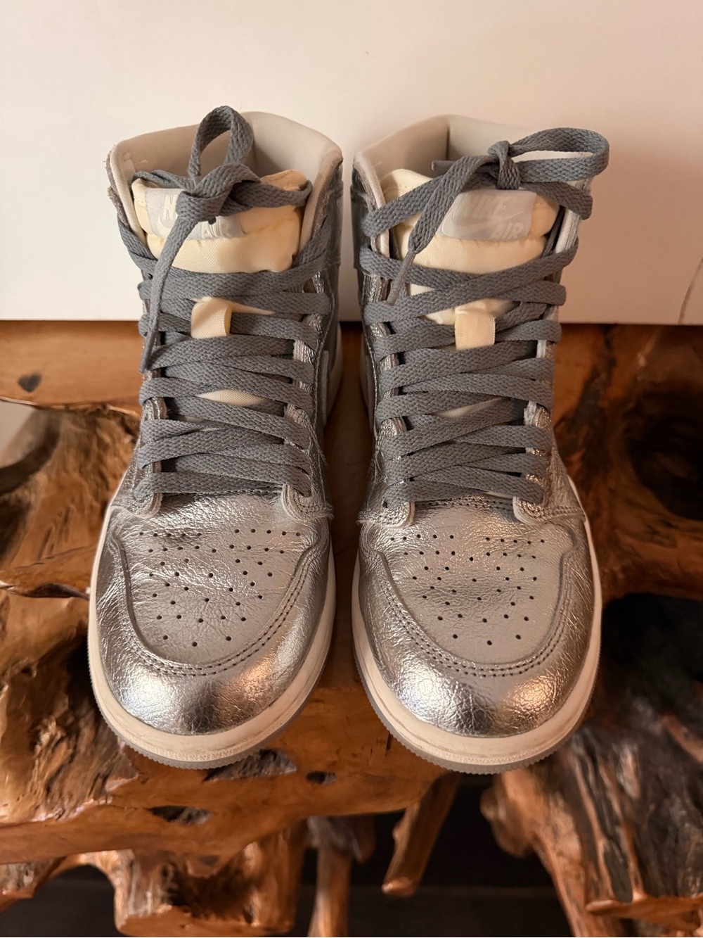 Nike Air Jordan 1 Retro High OG “Chrome”.
Men’s 6.5 | Women’s 8